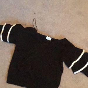 Cute black and white v neck-sweater